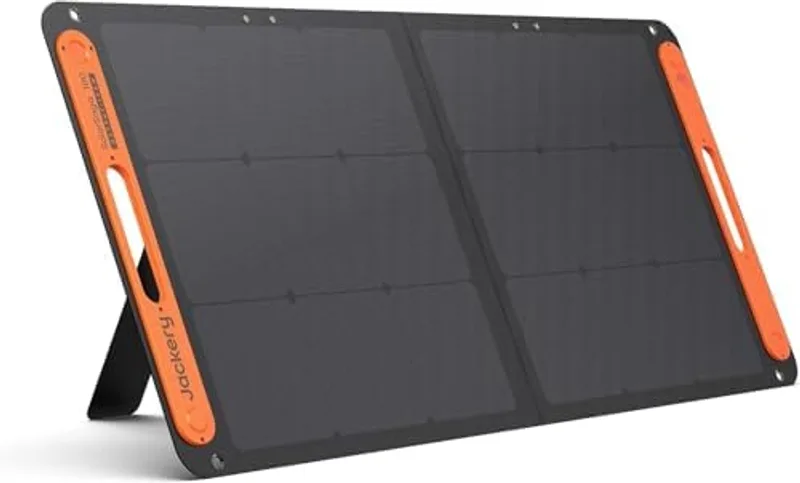 Jackery SolarSaga 100W Bifacial desplegado sobre soportes traseros mostrando la cara frontal monocristalina