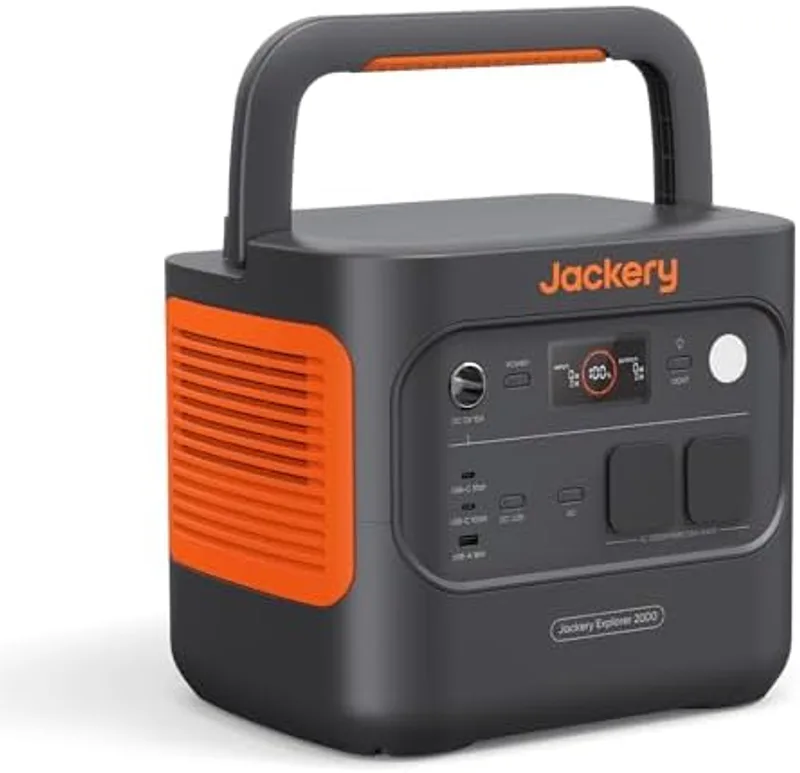 Vista frontal de la Jackery Explorer 2000 v2 con pantalla encendida mostrando nivel de carga y puertos USB-C