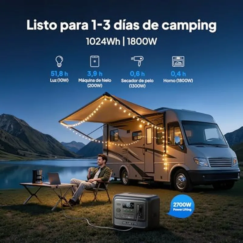 Autocaravana de noche junto a un lago con la Bluetti Elite 100 V2 alimentando una guirnalda de luces, una cafetera y un portátil en el camping